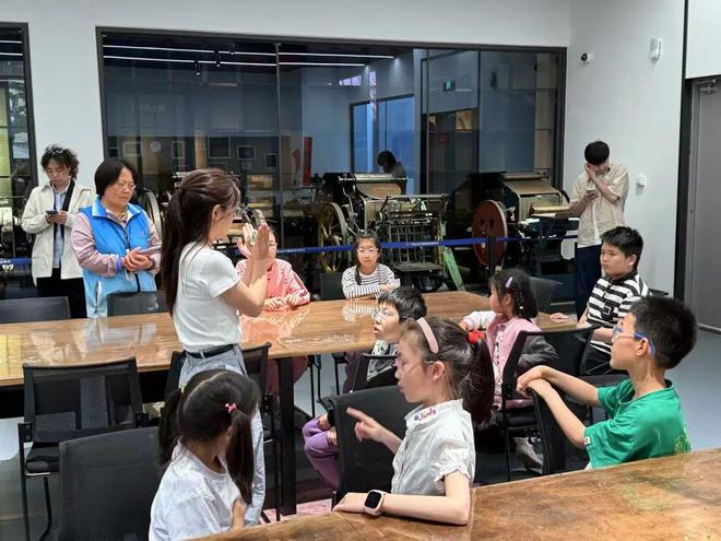 潮流他们巧手玩转“太空陀螺”澳门新葡京app亲子教育新(图1)
